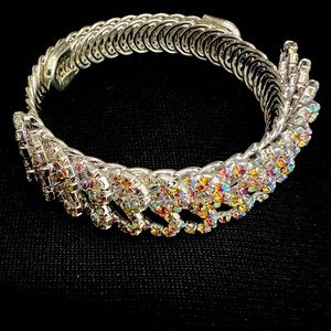 Expanded crystal bracelet look and feel elegant